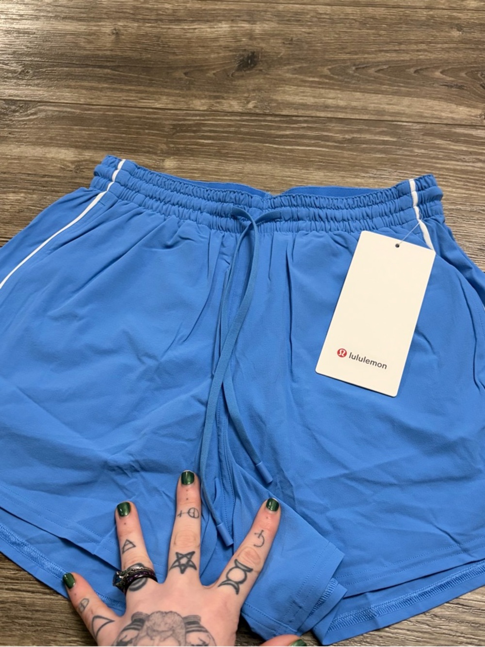 NWT Lululemon Court Rival High-Rise Short 3" (Pool Party/White) Size 4 - Picture 6 of 10